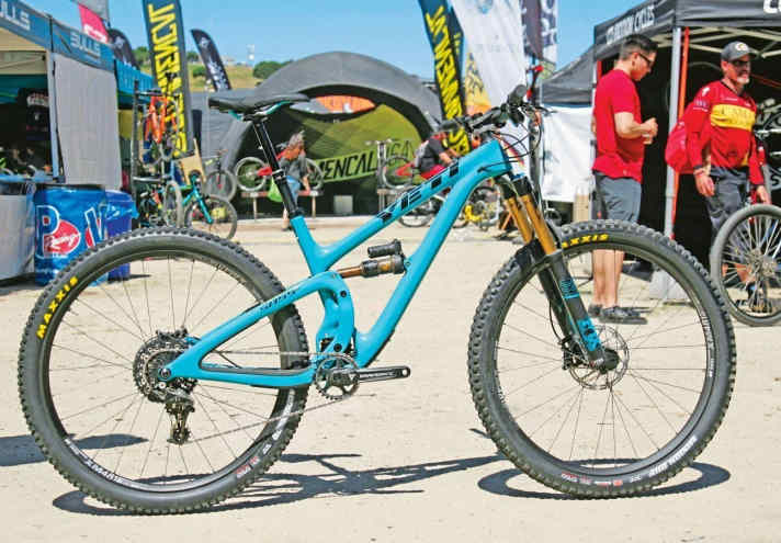 Das neue Yeti SB5.5C zielt mit 140 mm Federweg und der effizienten Switch Infinity-Anlenkung in Richtung Trail und All Mountain.