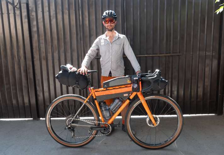   Philipp Markgraf hat lang an seinem Titan-Gravelbike von Veloheld getüftelt und einen Großteil seiner Reisefix-Taschen sind auf Maß gefertigt. Auf 25 Millimeter breiten Beast-Felgen und einer Shimano GRX Di2-Gruppe hat er sich mit Unterstützung eines Son 32-Nabendynamos und der entsprechenden Son Edellux-Lampe ins Abenteuer gestürzt.