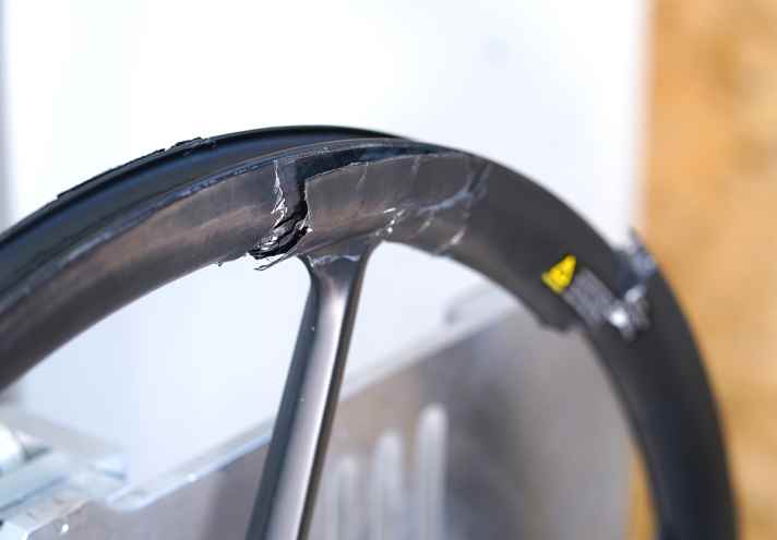Wer den Kopien der originalen Bike Ahead Biturbo Laufrädern vertraut, nimmt schwere Gesundheitsrisiken in Kauf. Bike Ahead warnt ausdrücklich vor Fälschungen.