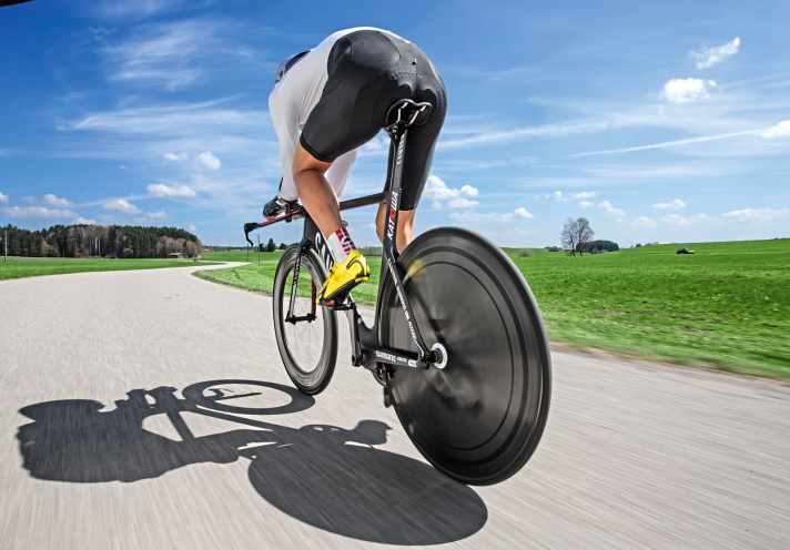 Vorne Hochprofilfelgen, hinten Scheibe: Ein klassisches Zeitfahr-Setup ist rein auf Aerodynamik getrimmt.