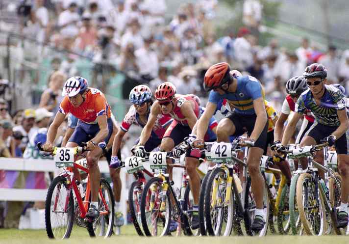   Der Start des ersten olympischen MTB-Rennens 1996 in Atlanta. Die technischen Herausforderungen hielten sich damals in Grenzen. Der physisch stärkste Fahrer gewann zu dieser Zeit in der Regel auch bei MTB-Rennen. Bart Brentjens (Nummer 35) gewann in Atlanta und wurde daraufhin vom niederländischen Königshaus zum Ritter geschlagen.