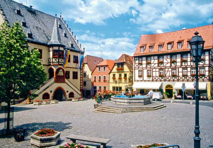 Schmuckes Städtchen: der Marktplatz von Volkach mit dem Rathaus links.