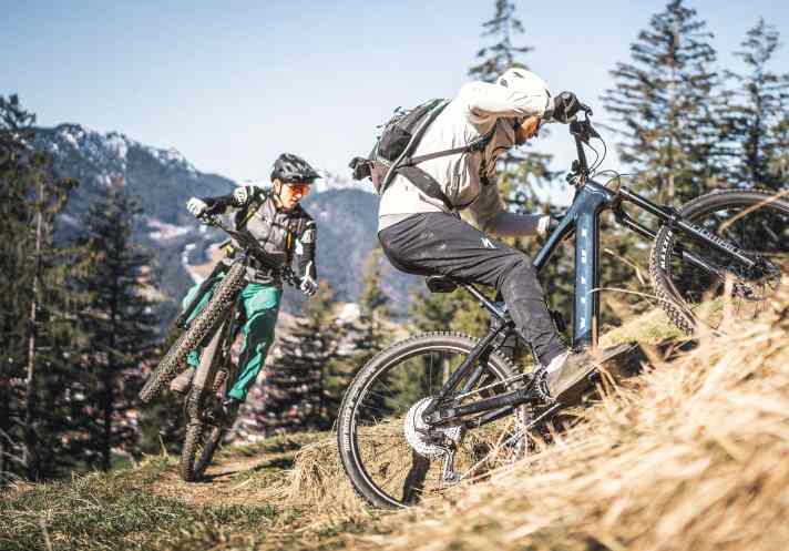 Mit dem Vitus E-Sommet landet das günstigste Bike im Test dank starker Fahreigenschaften ganz vorne.