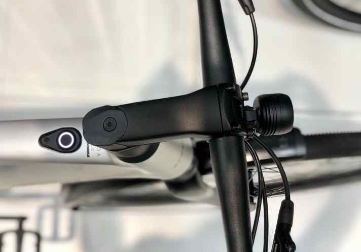 Nur ein leuchtender Ring. Kein zusätzlicher Schalter oder Display stören die cleane Optik des Cockpits an den E-Strada-Modellen von Stevens.