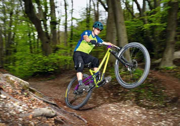 Mit ihrem gefederten Hinterbau erlauben Fullys eine rasante Fahrweise auf technisch anspruchsvollen Trails. Mit einem Hardtail hat man im groben Gelände weniger Spaß.