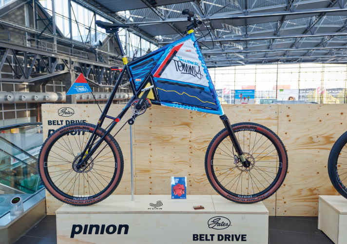 Das Tallbike von Tallbike Tommy für eine 13.000 Kilometer lange Radtour von München nach Peking.