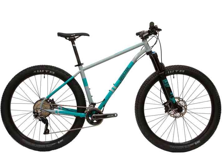   Klassische Stahl-Optik, moderne Standards und breite Plus-Reifen: das Breezer Lightning 27,5+.