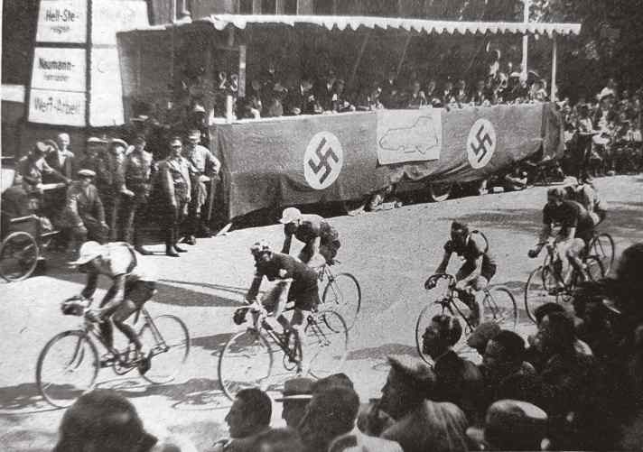 Fest im Griff: Auch auf der internationalen Bühne nutzten die Nazis die Gelegenheit zur Selbstinszenierung, wie hier bei der Straßenrad-WM 1934 in Leipzig.
