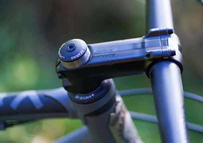   Top Verarbeitung, faire Preise: Scott’s Hausmarke Syncros bietet eine große Bandbreite an erstklassigem Zubehör. Der Vorbau aus der XR 1.5-Linie sieht schick aus, ist solide gefertigt und kostet nur knapp 60 Euro. 