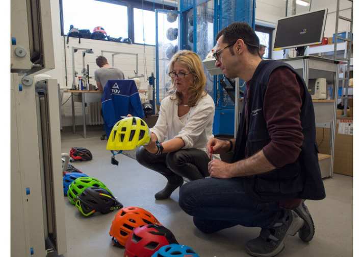   Die Tüv-Ingenieure checken die Helme auf Schwachstellen. Im Gegensatz zur Motorrad-Norm (hier sind die Prüfpunkte festgelegt), platzieren die Ingenieure bei der Norm für Fahrradhelme EN 1078 die Prüfpunkte selbst. Sehr sinnvoll wie wir finden!