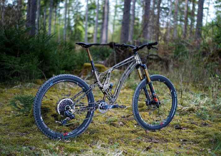 Absoluter Hingucker: Das F160 stellt sich den bestehenden Normen so kess entgegen, dass man sich als Betrachter nicht sicher ist, ob es wirklich ein Mountainbike oder vielleicht doch eher die Skulptur eines solchen ist.