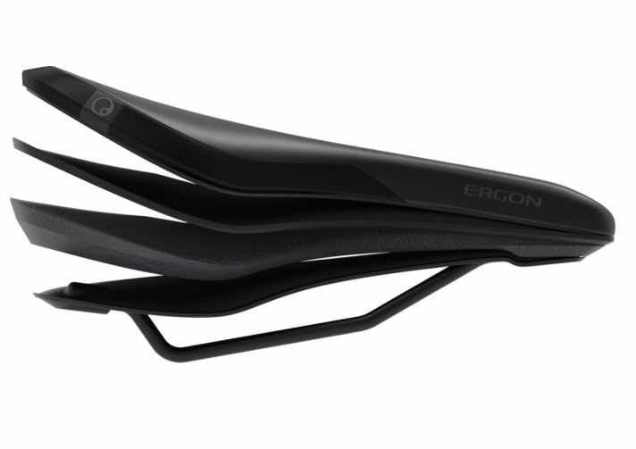   Die zweischalige Konstruktion des SMC Core mit dem Infinergy-Dämpfer (grau) in der Mitte. Da man beim Biken ohnehin etwas aktiver sitzt als auf dem Trekkingrad, kann der Dämpfer etwas dünner ausfallen als beim Trekkingmodell.