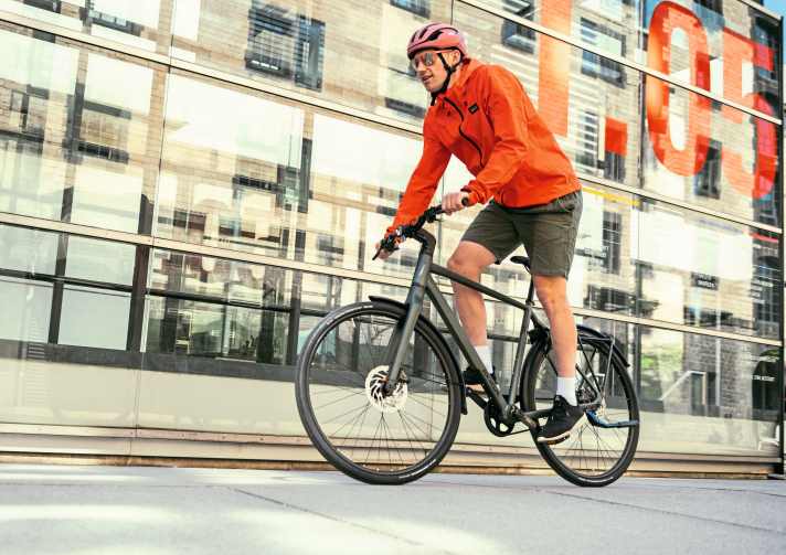 Gesehen? Beim Koga vereinen sich Sicherheit und Designelemente, die hellen „Inlays“ vorn am Steuerrohr sind Tagfahr-LEDs, die definitiv zur Sicherheit im Stadtverkehr beitragen.