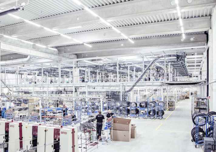   Cube ist einer der größten deutschen Hersteller von Fahrrädern. Nach eigenen Angaben werden im Firmensitz in Waldershof deutlich über eine halbe Millionen Räder in einer zweistöckigen Produktionsstraße montiert. Im Vordergrund ist die Laufradfertigung von Cube zu sehen. Durch die Corona-Krise steht die Produktionsstraße derzeit still.