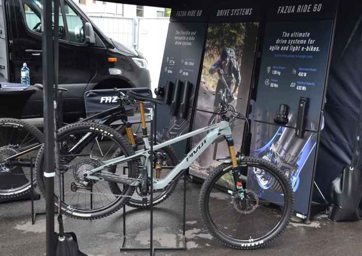Auch das brandneue <a href="https://www.bike-magazin.de/mountainbike/trailbikes/pivot-shuttle-sl-neues-light-e-mtb-mit-fazua-motor/" target="_blank" rel="noopener noreferrer">Pivot Shuttle SL mit Fazua Ride 60-Antrieb</a> gab es zu bestaunen.