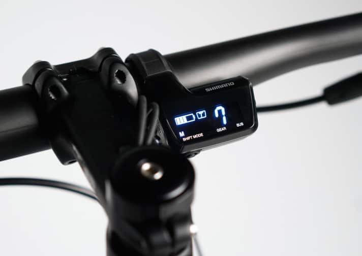   Eigentlich bin ich ja Purist. Schnulli am Bike geht gar nicht. Das Erwachen des Displays jedoch ist ein magischer Moment. Wie, wenn die Neonröhre anflackert, nachdem man sie verkabelt hat. Wobei das hier noch eine andere Kategorie ist. Das kleine Kästchen verleiht dem Bike etwas Hightech-mäßiges. Schön auch dieses zackige Summen der Stellmotoren. Da kommt man sich gleich vor wie Captain Future!