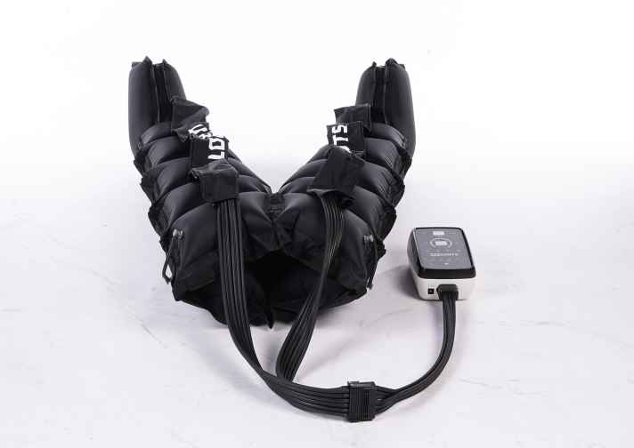   Im Gegensatz zur klassischen Stiefel-Variante mit acht Luftkammern pro Bein besitzt die neue Hosen-Version nur sechs Kammern pro Seite. Ob sich der Luftdruck Kammer für Kammer langsam nach oben arbeitet, ober ob alle sechs Kammern vollgepumpt werden, um dann wieder bei Null zu beginnen, lässt sich mit einem Tastendruck einstellen. 