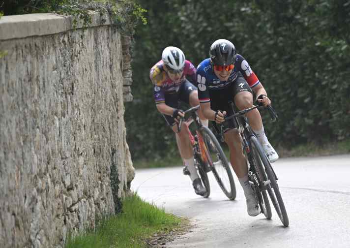 Zweikampf bei Strade Bianche Donne: Demi Vollering (vorne) gegen Anna van der Breggen (hinten)