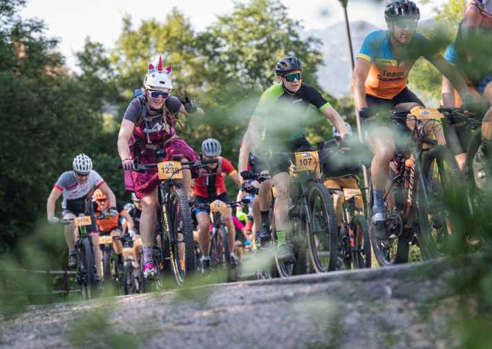 Das pinke Einhorn Petra. Das Dirndl ist ihr Markenzeichen bei der Transalp.