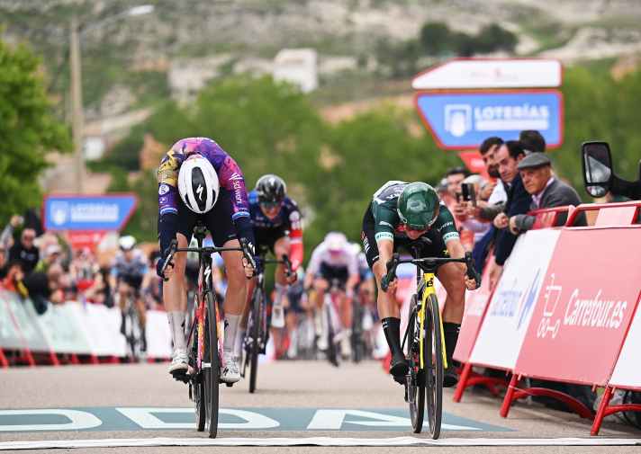 Das Zielfoto muss entscheiden, spricht dann aber für Marianne Vos als Siergerin der 6. Etappe