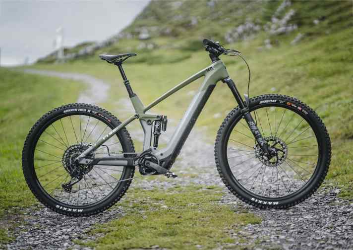 Unser erstes Testbike mit dem neuen Bosch Performance Line CX und 750er Akku - Cubes Stereo Hybrid 140 TM - erkletterte mit Prototypen-Software sogar 2050 Höhenmeter. Serienbikes liegen eher um 1850 Höhenmeter.