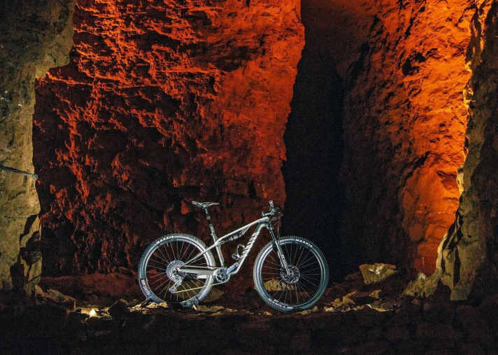   Alle drei neuen 232-Komponenten von DT Swiss wird es für das Modelljahr 2020 ausschließlich am Canyon Lux CF SLX 9.0 DT Ltd. geben. Das auf nur 32 Stück limitierte Bike wird 7499 Euro kosten. Einzeln sind die DT-Teile ab sofort verfügbar.