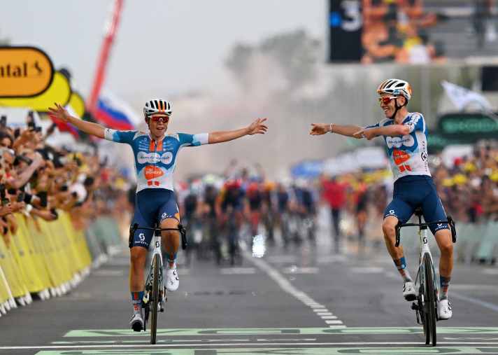 Romain Bardet (rechts) und Frank van den Broek (links) feiern auf der 1. Etappe der Tour de France 2024 für ihr Team dsm-firmenich PostNL einen Doppelsieg