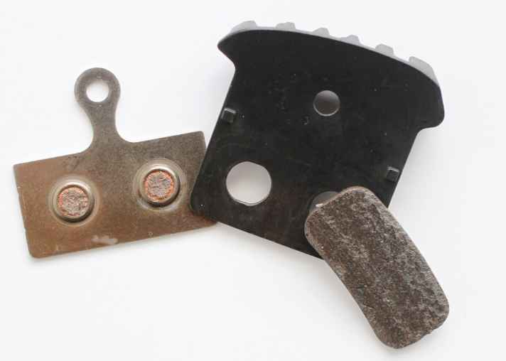   Der Reibbelag kann sich von der Trägerplatte lösen und aus der Bremse heraus fallen.