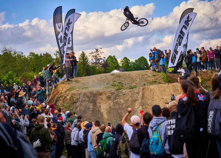 Daniel Ruso stellt die Kiste quer beim Whip-Off-contest. Solche Events sind noch die leichteste Übung für den Freerider aus Wien.