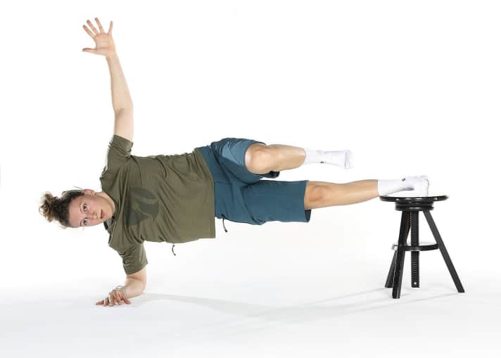 7. Kopenhagen-Plank advanced: Mache die gleiche Übung, doch nun ist das gestreckte Bein unten und das gebeugte oben