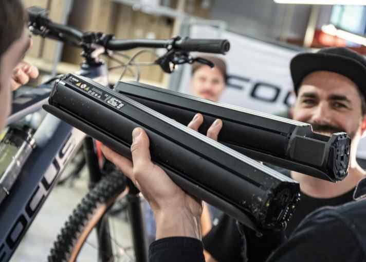   Super: In die meisten neuen Focus-E-Bikes passt sowohl der 625er-, als auch der 500er-Akku (oben im Bild, inkl. Adapter zum Längenausgleich). 
