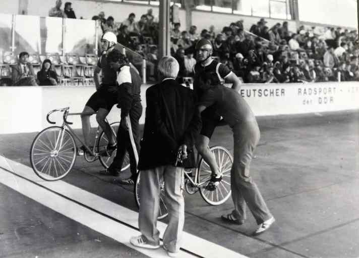  Der Autor (re.) im zarten Jugendalter beim Halbfinale der DDR-Spartakiade im Bahnsprint. Die Radsport-Leidenschaft war bereits voll ausgeprägt. Der Punk kam wenig später.