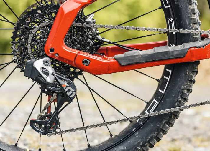 Echte Highend-Parts, wie die kabellose Sram AXS X01 Schaltung am Cannondale, sind trotz der hohen Preise eher selten. Alu-Hinterbauten an Cannondale und Haibike versprühen wenig Glanz. 