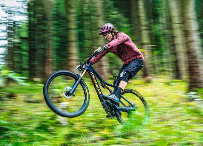   Halbe Kraft voraus: Minimales Gewicht und ein gedrosselter EP8-Motor sollen beim Orbea Rise maximales MTB-Feeling vermitteln