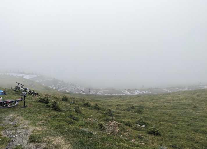 Ostseite Col du Tourmalet: Etwa 1,5 Kilometer vor der Passhöhe - keine Sicht am Nachmittag der 7. Etappe der Tour de France Femmes