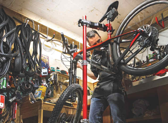 Gefragtes Schrauber-Zubehör in diesen Tagen: Montageständer. <a href="zubehoer/werkzeug/test-2019-fahrrad-montagestaender/a42407.html"  rel="noopener noreferrer">Unser Vergleichstest verrät, welche Modelle die besten sind</a> .