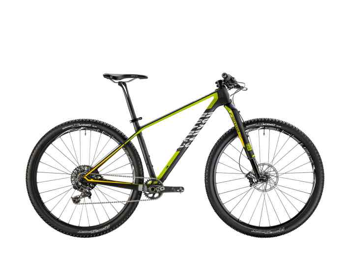   Die Alternative: Das Canyon Exceed CF SLX 9.9 Race kostet regulär 3699 Euro. Derzeit (Stand: Oktober 2016) ist es auf der Website des Versenders für 3299 Euro zu haben.