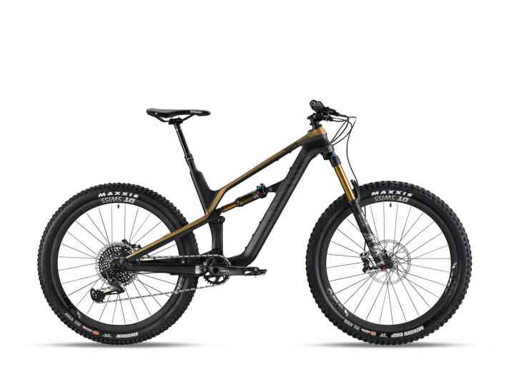   Das Canyon Spectral CF 9 SL hat für 4999 Euro ein Paar Carbon-Laufräder von DT Swiss und einen Vollcarbon-Rahmen. Wir haben das Model bereits getestet. Alle Informationen dazu in BIKE 2/18 ab Januar 2018 am Kiosk.