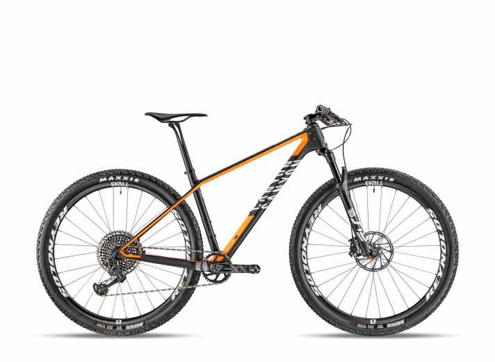   Das erste Modell mit dem leichteren SLX-Rahmen liegt bei 4199 Euro. Das Exceed CF SLX 9.0 kommt wahlweise in schwarz-orange daher und im Sattelrohr steckt die komfortable Blattfeder-Stütze.