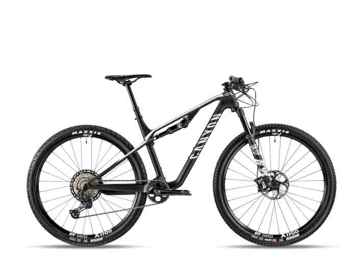   Das Lux CF SL 7.0 für 3299 Euro kommt mit Fox Performance Elite Fahrwerk, absenkbarer Sattelstütze und Shimano XT 1x12-Antrieb.
