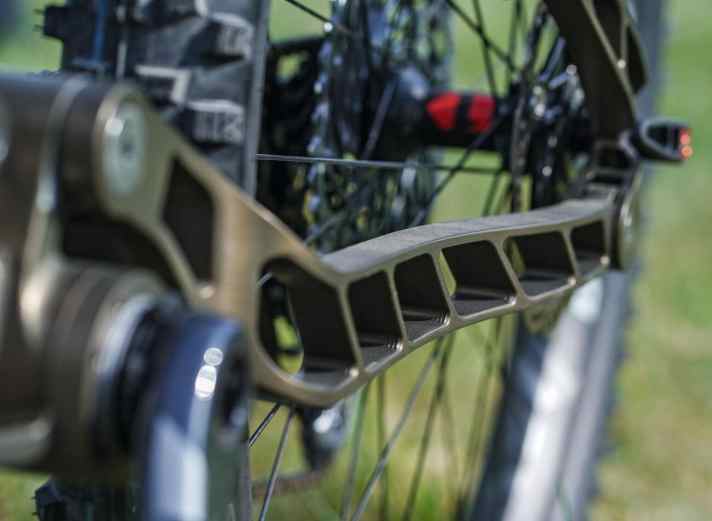 Der Hinterbau ist besonders kunstvoll gefräst.