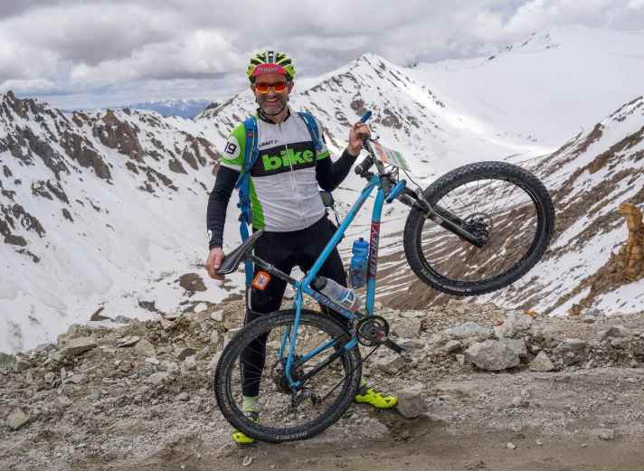   Schon irre, was man mit zwei Rädern und ein paar zusammengeschweißten Rohren erleben kann. Mountainbiken – die Ausweitung des Aktionsradius ins schier Unendliche. Hier hat Henri Lesewitz mit seinem 27,5-Zoll-Hardtail den Khardung-La-Pass im Himalaya erklommen, der mit 5602 Metern als höchster befahrbarer Pass der Welt gilt (<a href="mtb_news/events_rennen/sky-is-the-limit-mtb-etappen-rennen-auf-ueber-3000-metern/a26881.html"  rel="noopener noreferrer">BIKE berichtete</a> ). Der 27,5-Trend war kurz darauf so tot wie Elvis. Das Erlebnis blieb. 