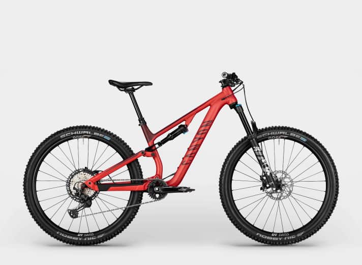  Kürzere Kurbeln, kürzerer Vorbau, schmalerer Lenker, softeres Fahrwerks-Setup und Variostützen mit weniger Hub: Wie beim Neuron AL 7 WMN im Bild passt Canyon bei den Damen-Bikes die Ausstattung an. Dabei gibt's die Räder auch in der Rahmengröße 2XS für Fahrerinnen, die kleiner als 1,55 Meter sind.