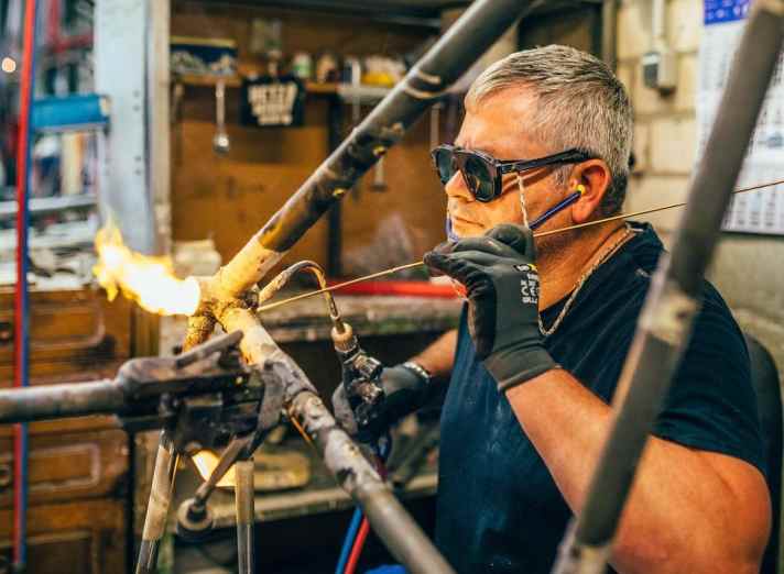   In der MTB-Szene ist der Name Patria eher unbekannt. Dabei existiert die Manufaktur aus der Nähe von Bielefeld schon seit 1898. Patria-Rahmen werden traditionell gelötet. Das wirkt im Zeitalter von Carbon fast altertümlich, ermöglicht aber eine materialschonende Verarbeitung und damit maximale Haltbarkeit. 