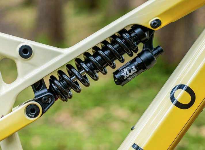 Herzstück des sehr potenten Hinterbaus ist der schluckfreudige DHX-Stahlfederdämpfer. Massive Lager und der hoch­­wertige Carbon-Monocoque-Rahmen unterstreichen den Qualitätsanspruch der Österreicher.