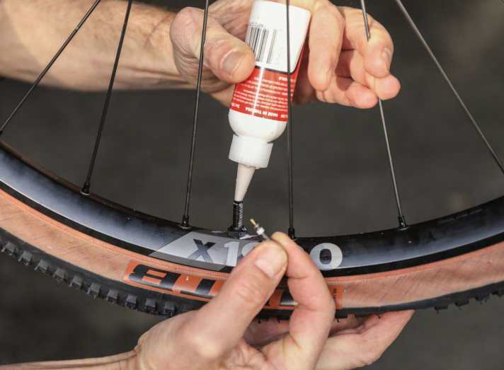 Tubeless-Umrüstung: Dichtmilch in die Tubeless-Reifen, Aufpumpen, fertig.