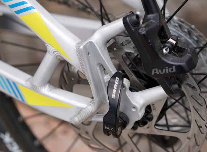 Selbst die Ausfallenden verströmen eine Highend-Aura. Die Avid-Scheibenbremsen sind serienmäßig am Bike.