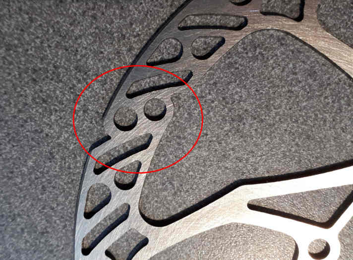   An zusätzlichen Aussparungen am Reibring kann man die zurückgerufenen Dächle-UL-Bremsscheiben von Trickstuff erkennen. Insgesamt 12 Stück an der Außenseite, 6 Stück an der Innenseite.
