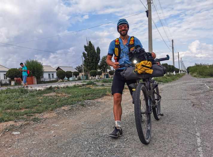   Martin Písačka hat wohl alle überrascht. 200 Kilometer vor dem Ziel bricht sein Freilauf. Statt aufzugeben wandert er drei Tage ins Ziel. Standesgemäß für den selbstständigen tschechischen Landschaftsbauer mit zwei Dosen Bier am Lenker. Die Schuhe hat er einem Dorfbewohner gebraucht abgekauft.
