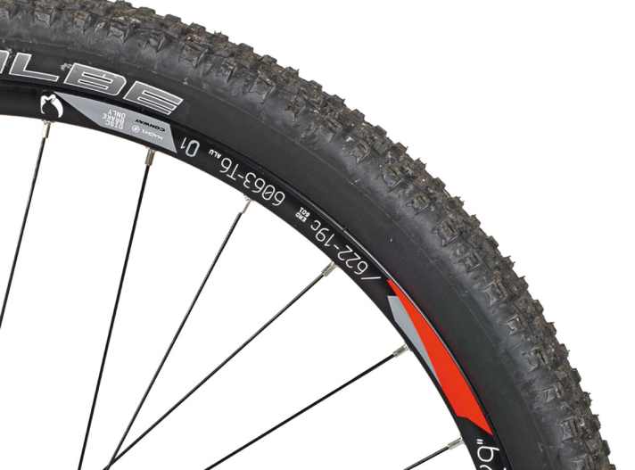   Conway & Cube: Fast fünf Kilo Beschleunigungsmasse: Schwere Laufräder sind versteckte Bremsanker und verleihen den 29ern ein unnötig träges Fahrverhalten.